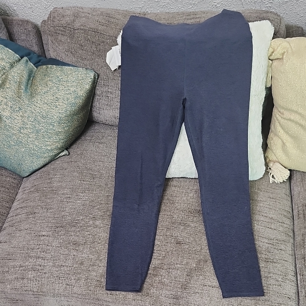 Vuori Dark Blue Leggings Sz. Large Excellent Condition Capi Legnth Heather Blue